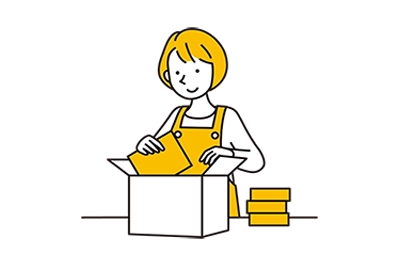 丁寧に梱包する女性