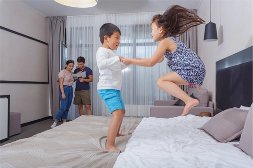 ホテルの部屋ではしゃぐ子供