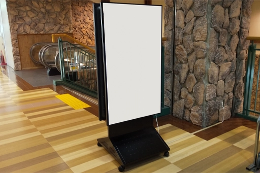 外に設置されたサイネージ