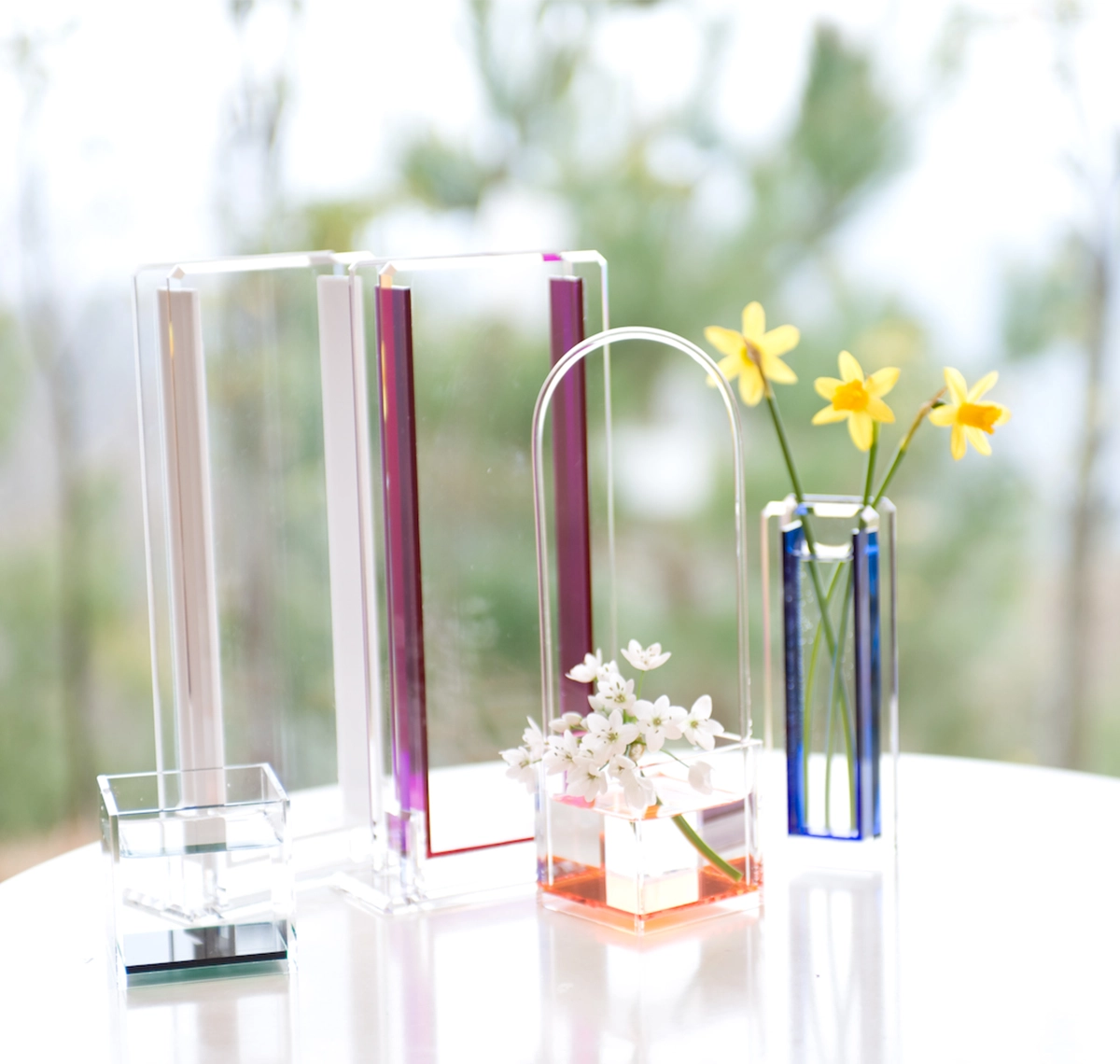 アクリルに活けた花